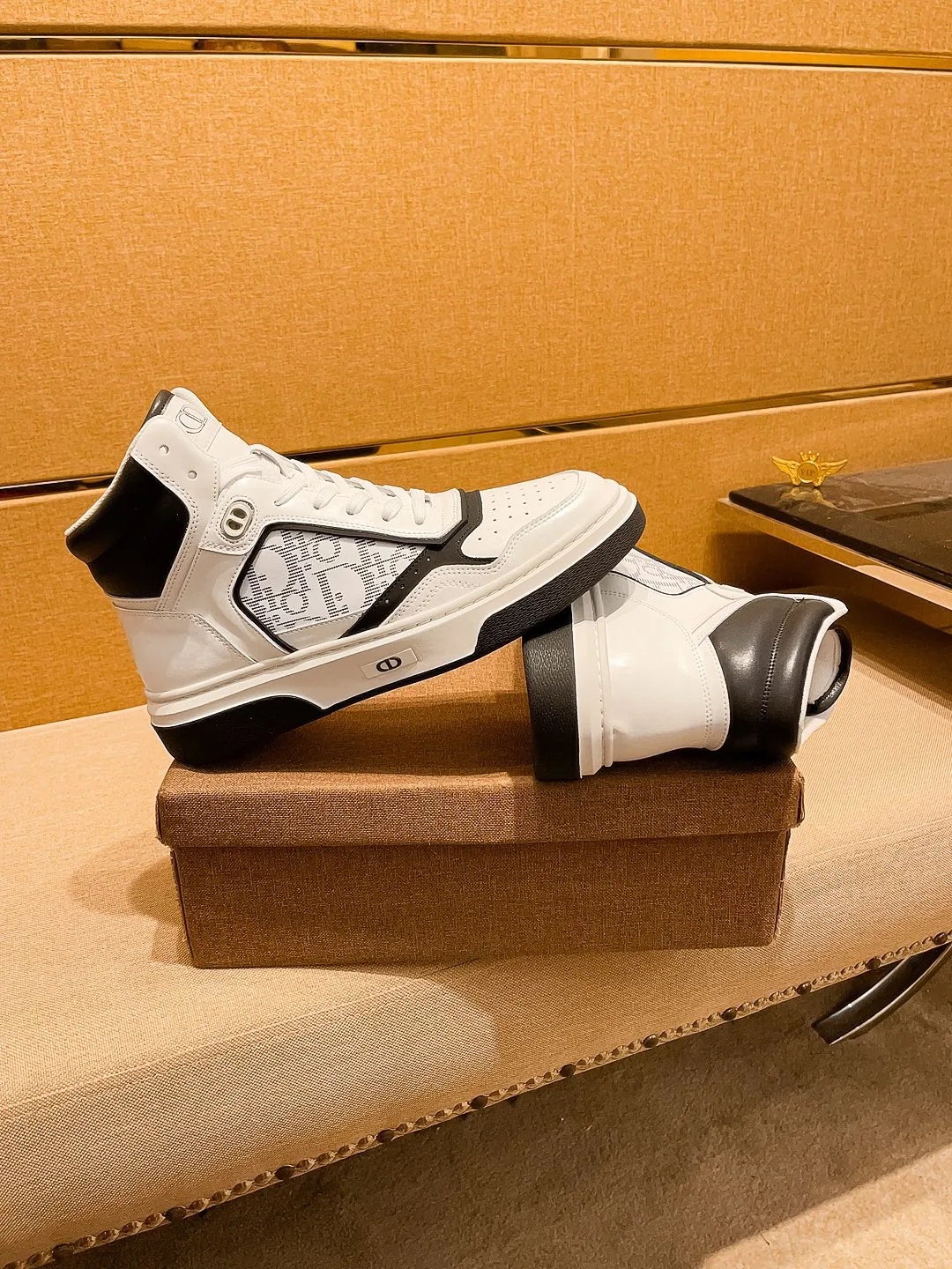 Men's shoes💰 480💰[Dior]🔥 High-end men's shoes brand official website 1:1 latest masterpiece: the upper is made of Italian imported first-layer cowhide with a comfortable and breathable lining➕original non-slip and wear-resistant outsole🔥, making walking more convenient and comfortable! An exclusive new model, a stunning work, a beautiful 1:1 replica [color] compared to the official quality! Create a fashionable personality to set off your uniqueness! A must-have for trendy men! Classic 🔥 Size: 38-44 Color: 🔥 2⃣️ colors available 🔥.